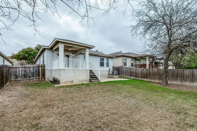 Building Photo - Charming 3/2/2 single-story home in highly desirable Westover Crossing