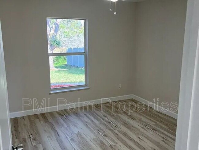 Building Photo - 117 SW Glenwood Dr