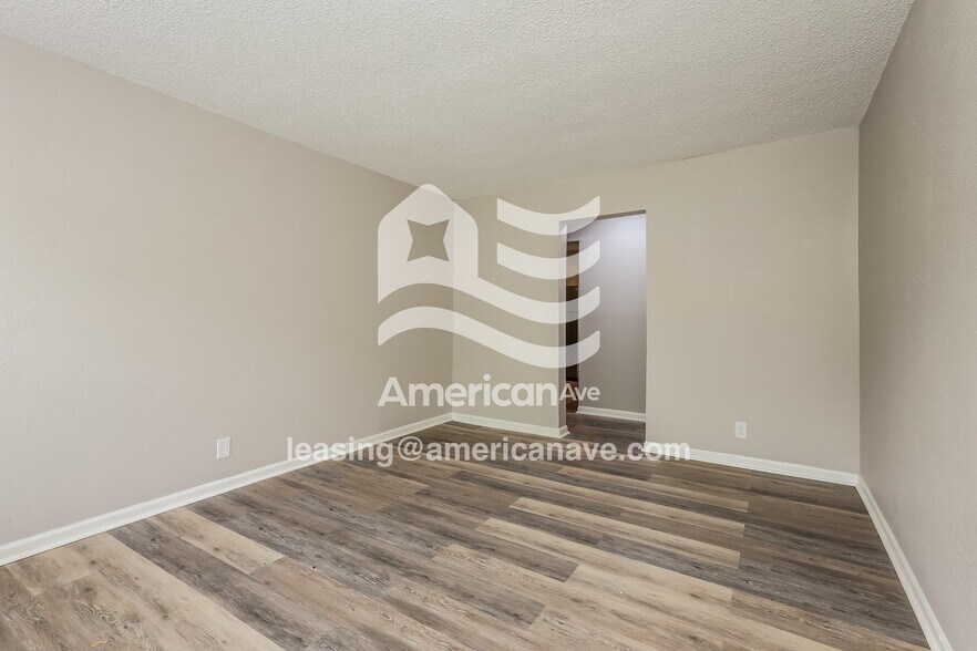 Building Photo - 536 E Ute St