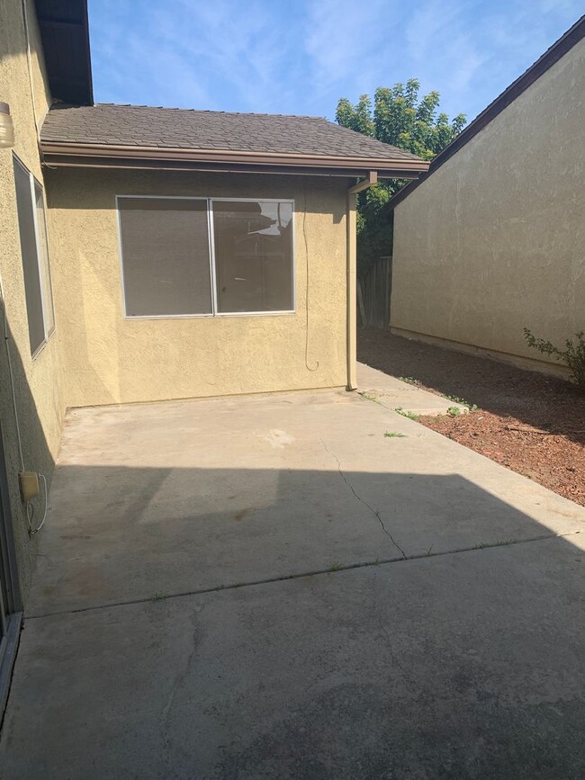 Building Photo - 4 + 2 Home, 2 car garage - Close to the Ve...