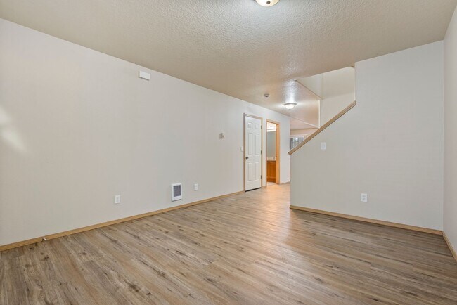 Building Photo - Beautiful 4bed/2.5bath home