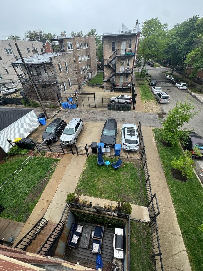 Building Photo - 1458 N Artesian Ave