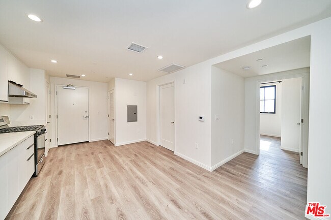 Building Photo - 951 S Wilton Pl