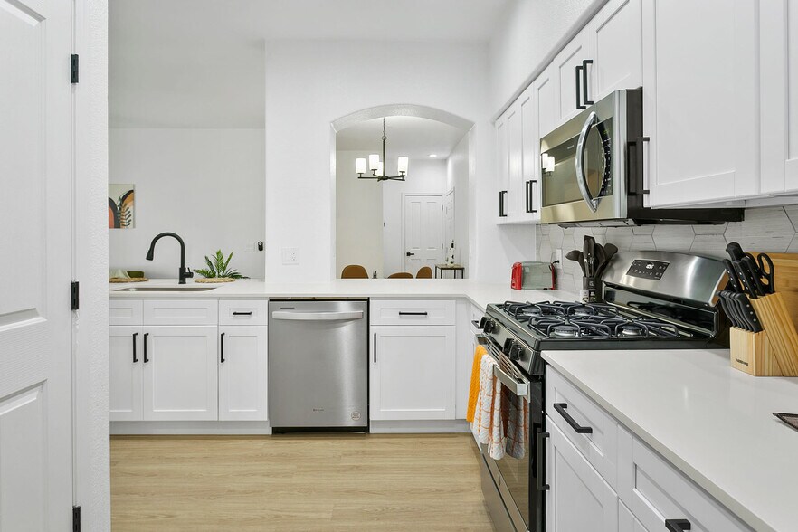 Building Photo - 9450 W Cabela Dr