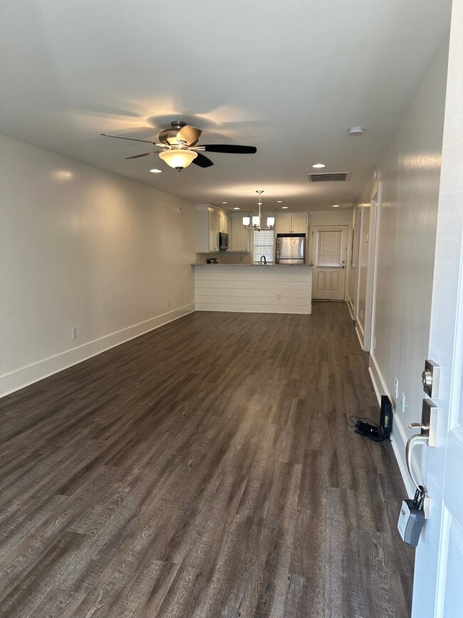 Building Photo - 95 Valley Dr