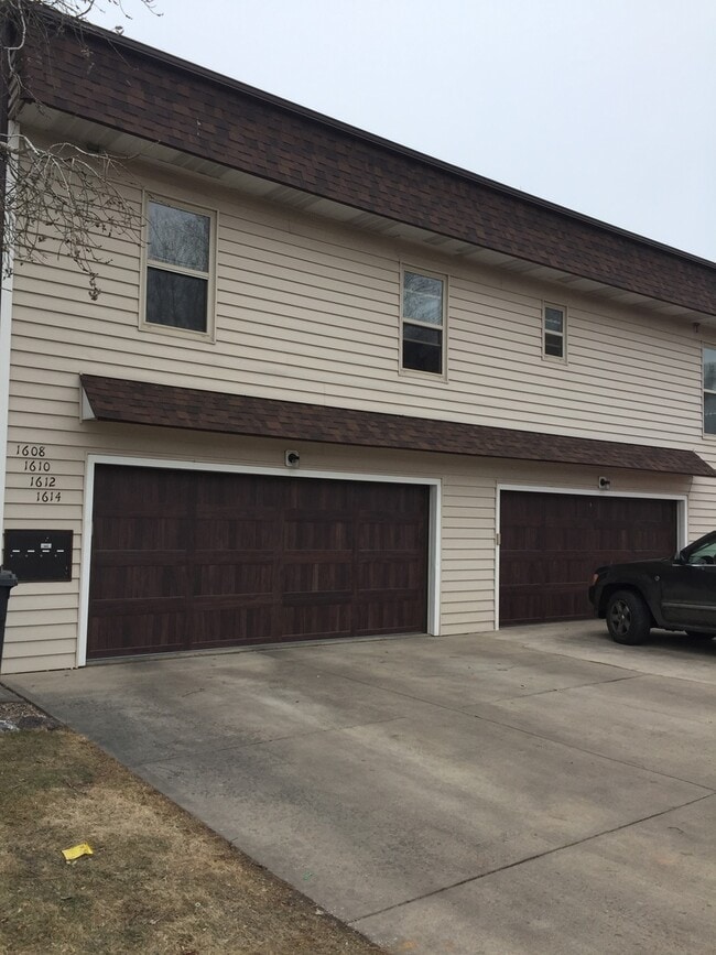 Building Photo - Updated 2 Bedroom Townhome for Rent in Loveland: Shared Garage, Patio, Washer/Dryer Hookups