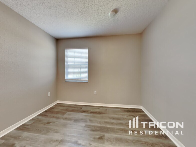 Building Photo - 528 Little Lake Ct