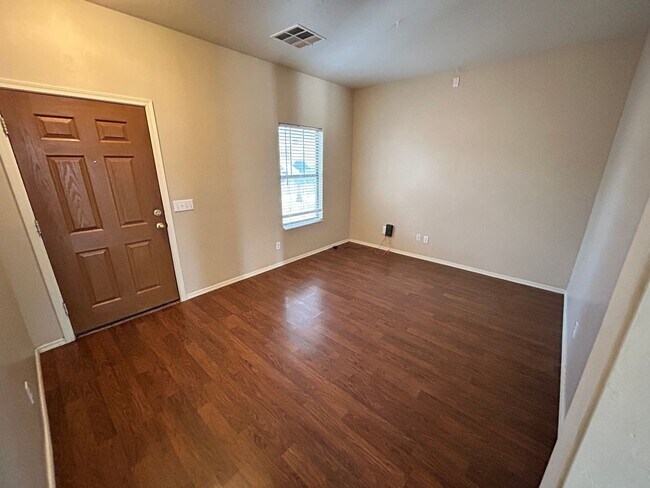 Building Photo - Large 3 Bed / 2 Bath Home with Sparkling P...