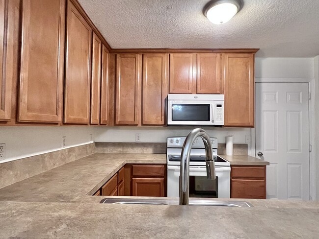 Building Photo - 302 Cherry Way