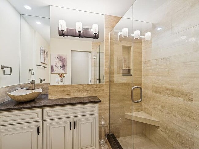 Building Photo - "Spacious 2-Bed, 2-Bath Gem in Prime Bellevue Location - 1455 Sq Ft of Modern Living!"