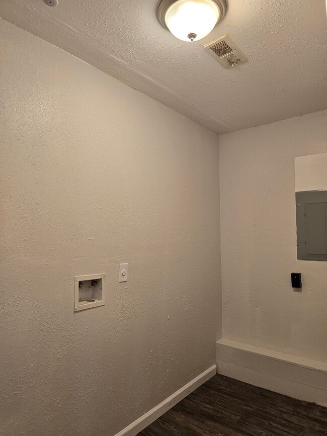Building Photo - 610 St Monica Dr