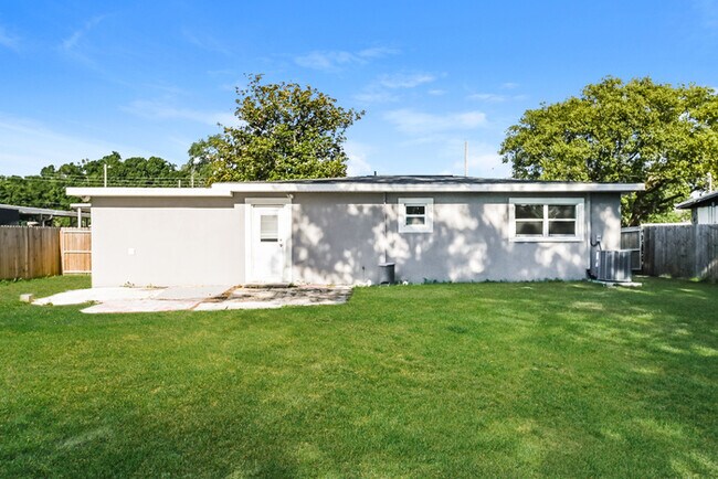 Building Photo - 9612 Pineridge Ave
