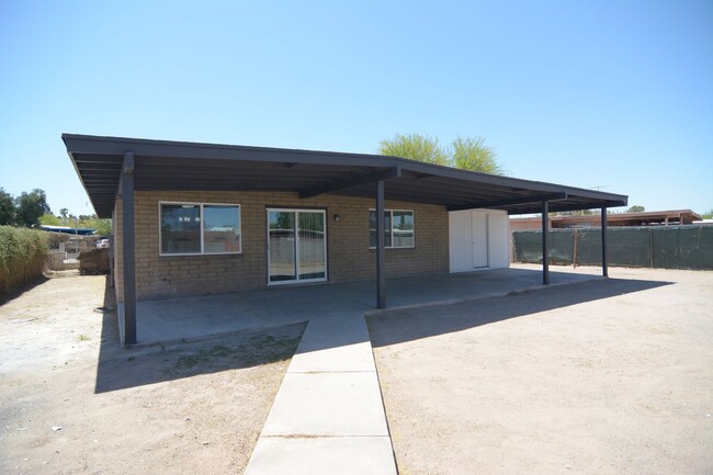 Building Photo - Remodeled 3 Bedroom 2 Bath House! South Tu...