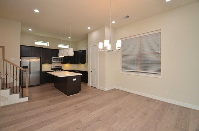 Building Photo - 2616 Riverside Dr