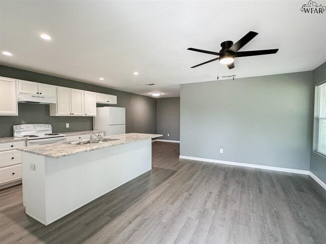 Building Photo - 223 Loch Lomond Dr