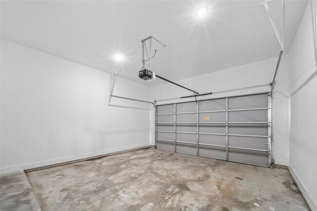 Building Photo - 303 Queen Sude Ln
