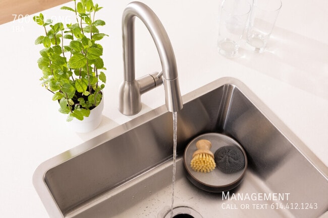 Building Photo - 700 E Long St