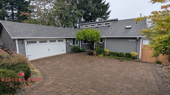 Building Photo - Huge waterfront home, fully furnished, boa...