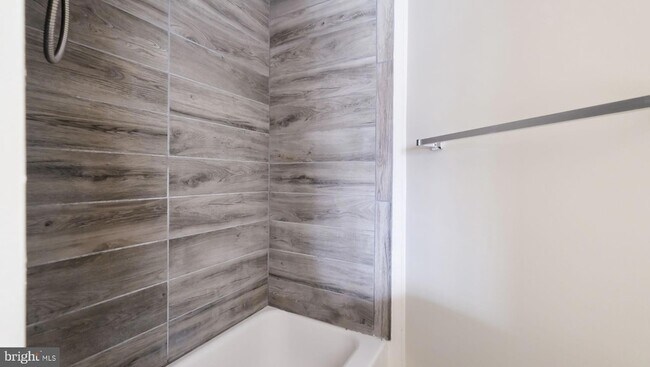 Building Photo - 2 E State St