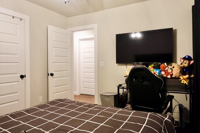 Building Photo - 413 Graze St