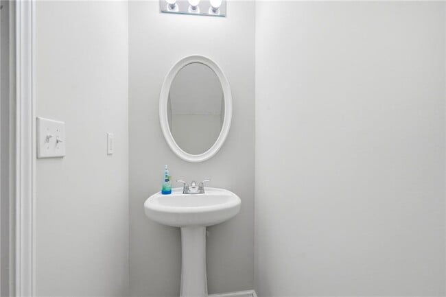 Building Photo - 139 Hidden Creek Dr