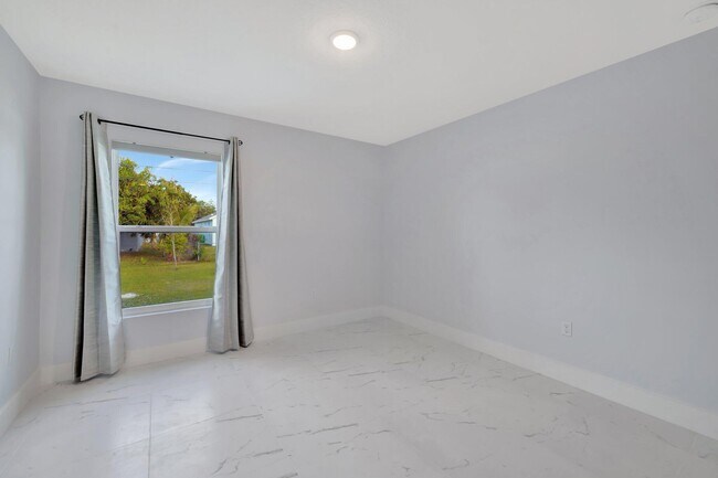 Building Photo - 3189 SW Curcuma St