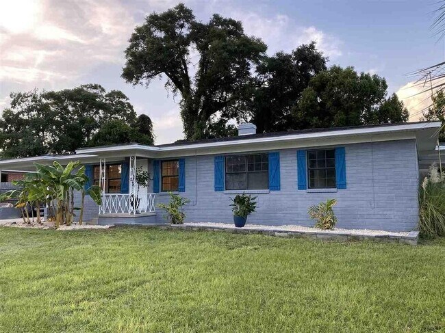 Front Yard - 2900 W La Rua St