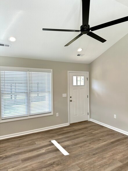 Vaulted family room with plenty of natural light - 2217 Kenwood Blvd SE
