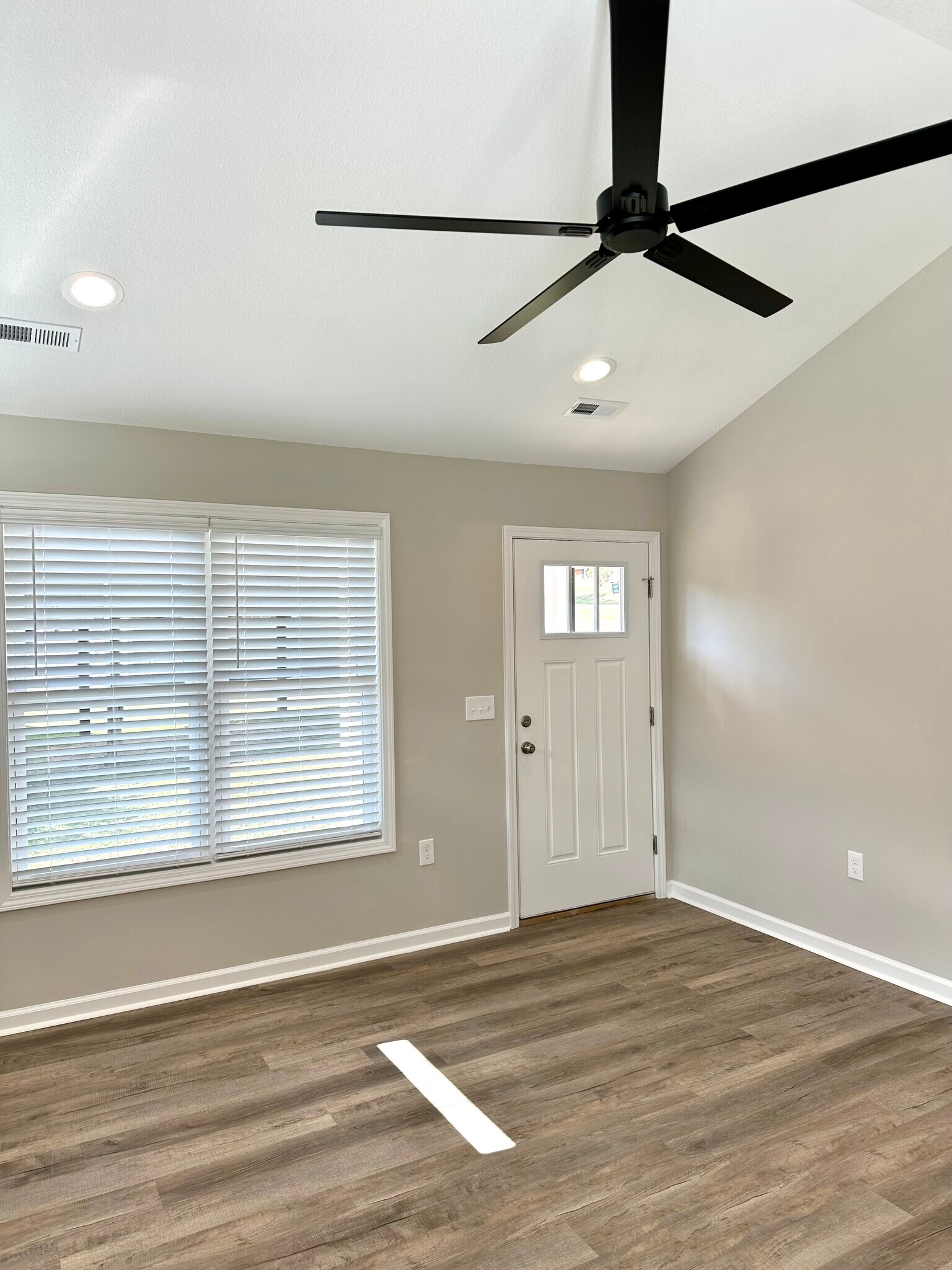 Vaulted family room with plenty of natural light - 2217 Kenwood Blvd SE