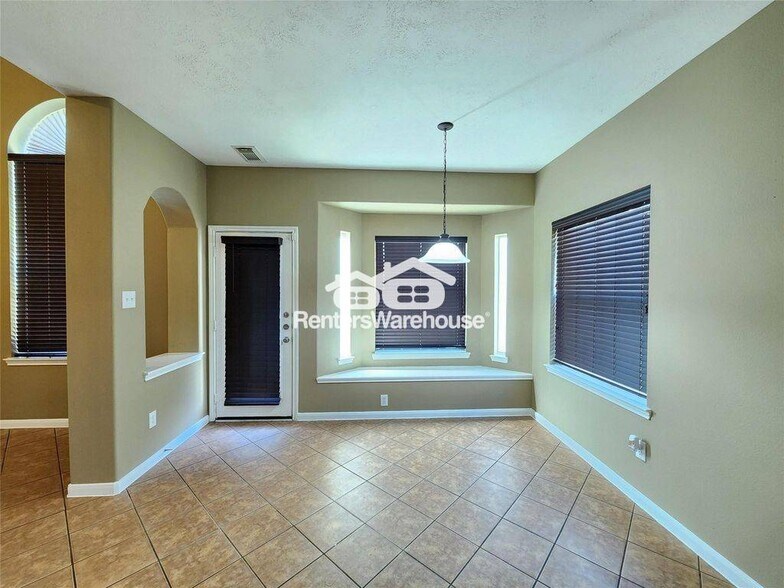 Building Photo - 716 Almond Pointe