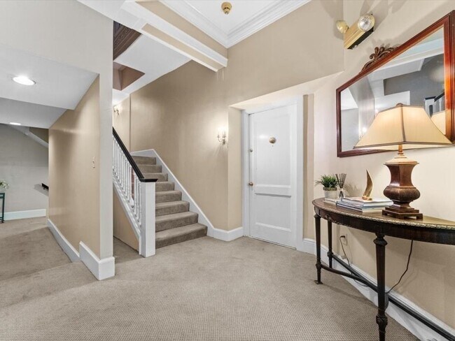 Building Photo - 458 Beacon St