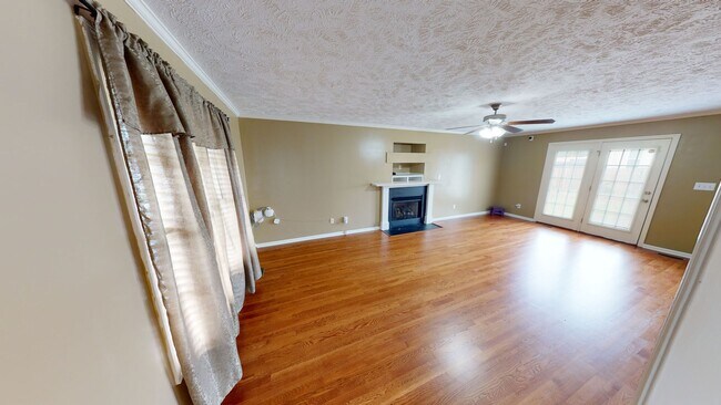 Building Photo - 4 Bedrooms in Sought After Neighborhood & ...