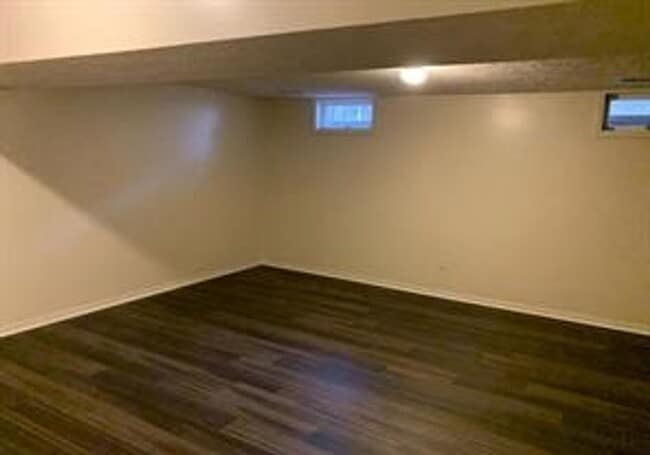 Building Photo - Very well maintained 3 bedroom 2 full 2 ha...