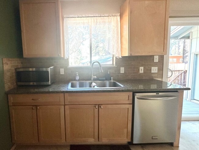 Building Photo - Well Kept Home in Quiet Neighborhood with ...