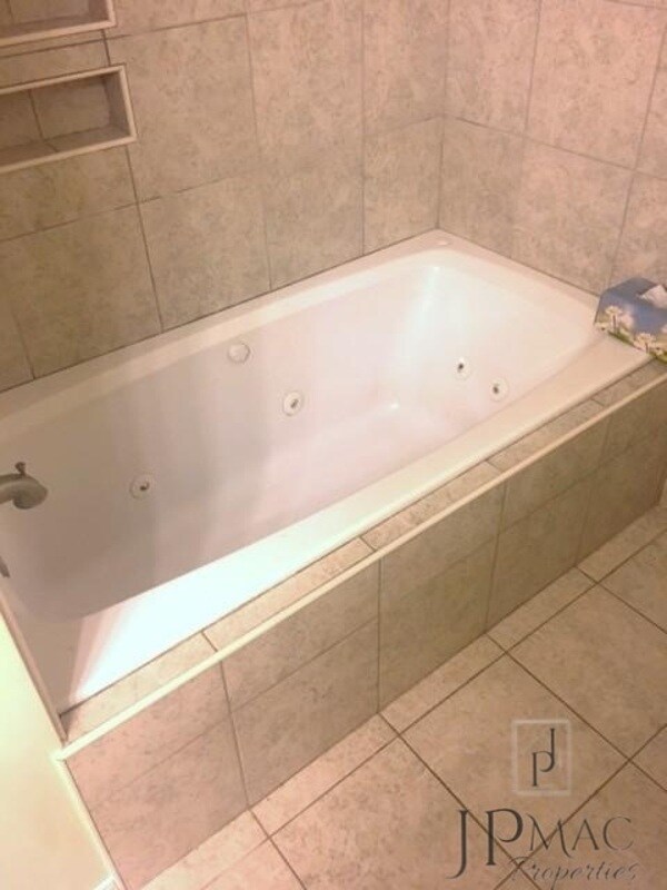 Building Photo - 703 Ikes Rd