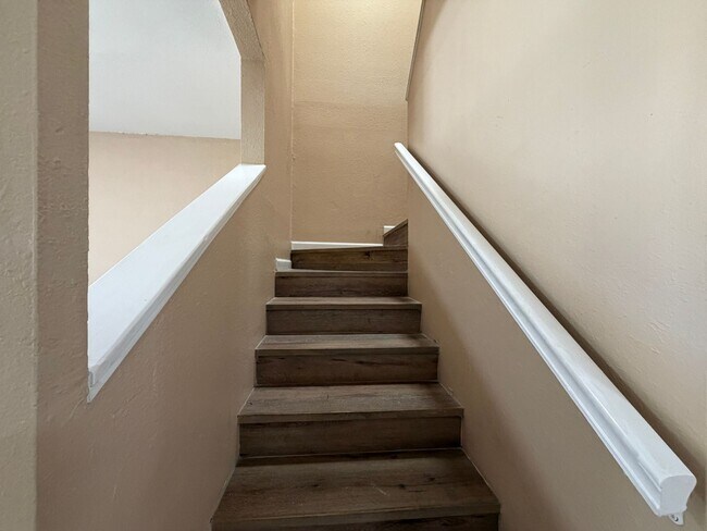 Building Photo - South Side Two Story Townhome!!