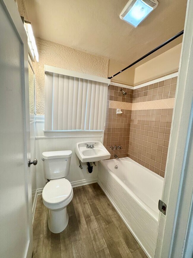 Building Photo - 550-550 W 20th St