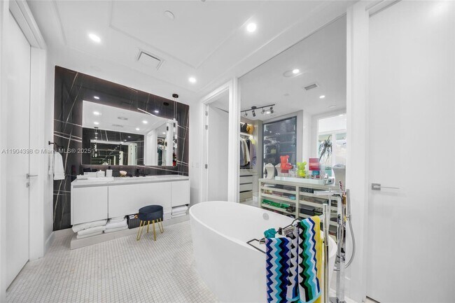 Building Photo - 700 NE 26th Terrace