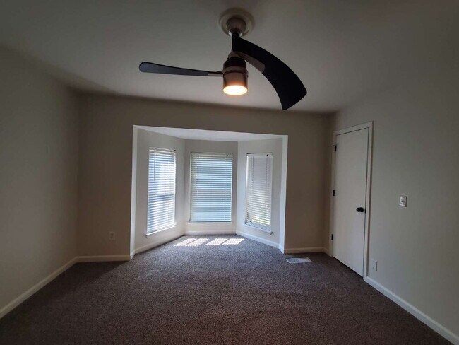 Building Photo - "Charming 2-Bed Townhouse Retreat with Modern Comforts in Hendersonville!"
