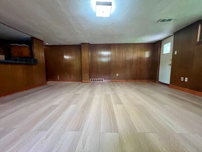 Building Photo - Gorgeous 3-Bedroom Townhome with One-Car Garage in Roxborough! Available NOW!