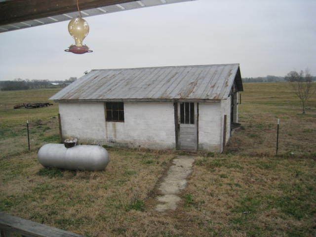 Building Photo - Country living on an acre with workshop!