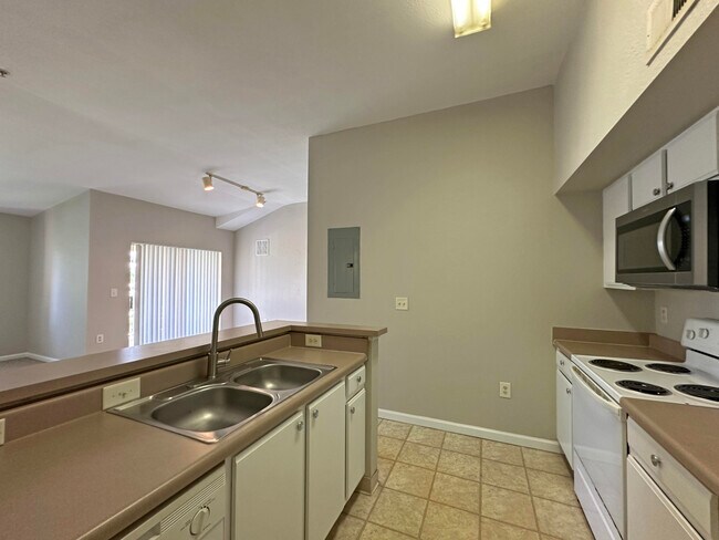 Building Photo - 131 SW Palm Dr