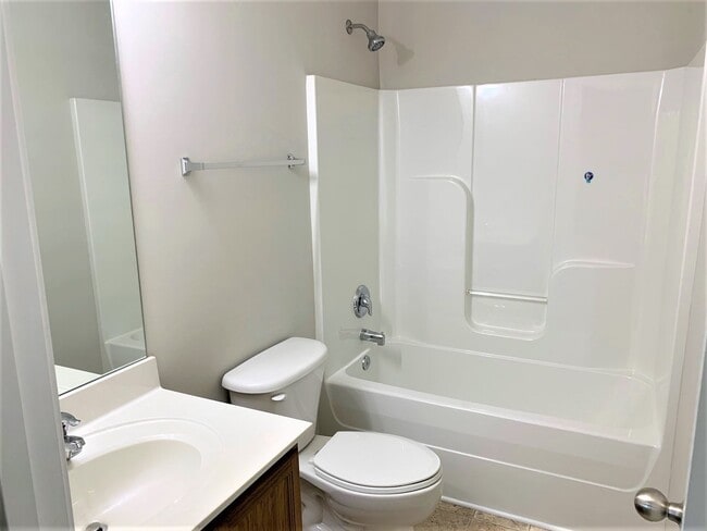 Building Photo - Two bedroom townhome for rent!