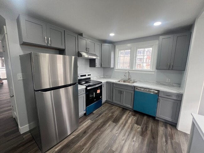 Building Photo - Newly Renovated 3 Bedroom Home