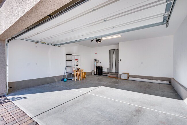 Building Photo - Furnished 3-bedroom, 2.5-bath townhome, de...