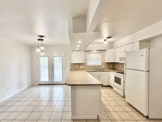 Building Photo - Charming 3-Bedroom Home with 2-Car Garage Near Shopping & Ft. Sam