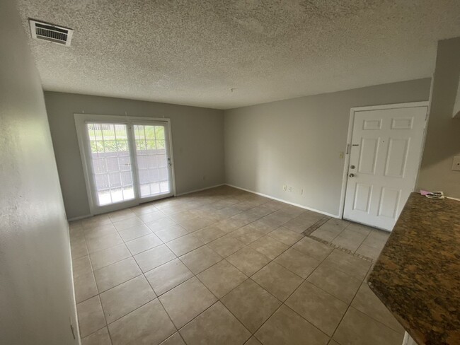 Building Photo - 1 bedroom 1 bath washer and dryer include