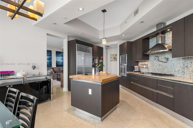 Building Photo - 16047 Collins Ave