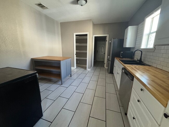 Building Photo - Lovely 3 Bedroom, 2 Bath Bungalow in the H...