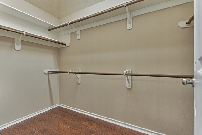 Building Photo - 27 E Russet Grove Cir